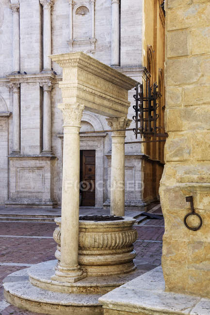 Pozzo in piazza della chiesa in Toscana, Italia, Europa — Foto stock