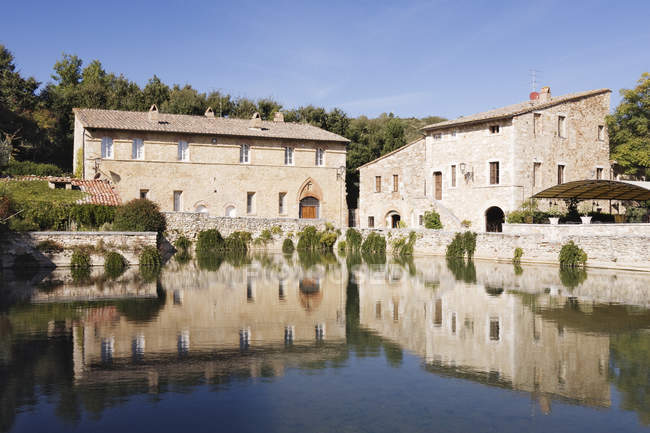 Teich und Gebäude der alten Welt in der Toskana, Italien, Europa — Stockfoto