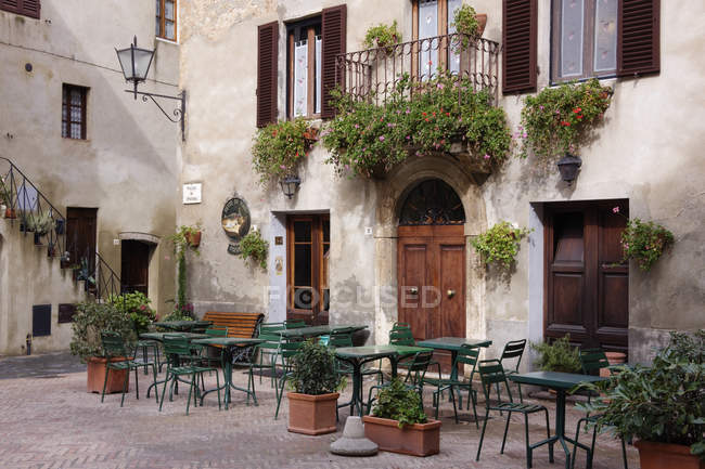 Cafe seating in Piazza di Spagna in Rome, Italy, Europe — Stock Photo