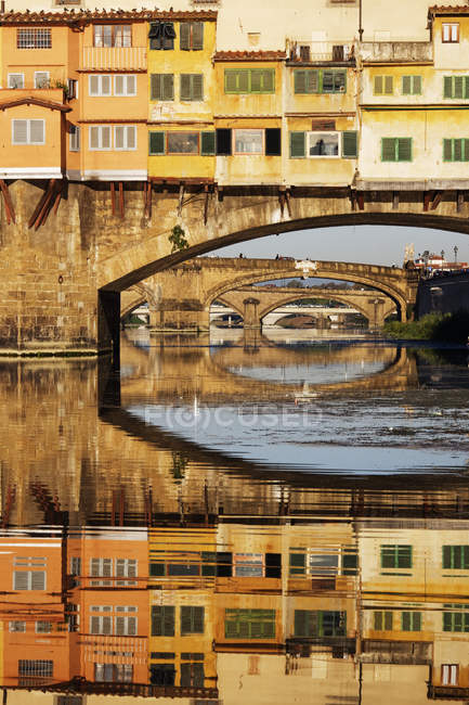 Ponte Vecchio traversant la rivière Arno à Florence, Italie, Europe — Photo de stock