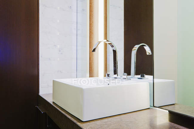 Modernes Waschbecken in Luxuswohnung in Dallas, Texas, Vereinigte Staaten — Stockfoto
