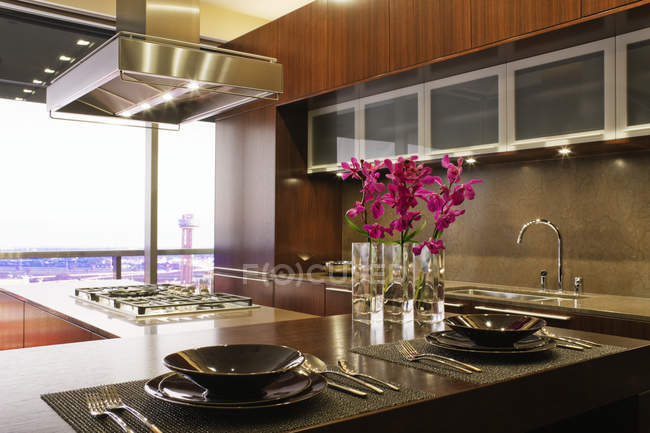 Сучасна кухня в розкішних апартаментах в Далласі, штат Техас, США — стокове фото