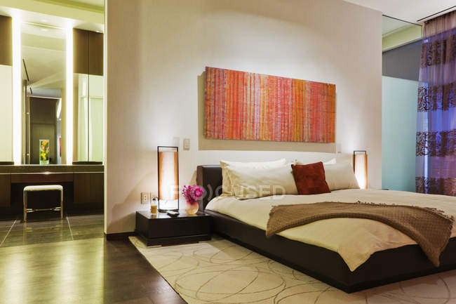 Простір для спальні в розкішних апартаментах в Далласі, штат Техас, США — стокове фото