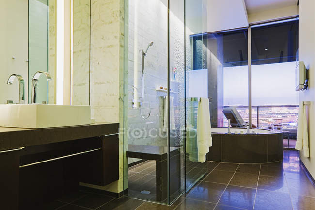 Ванная комната в роскошном доме в Далласе, Техас, США — стоковое фото