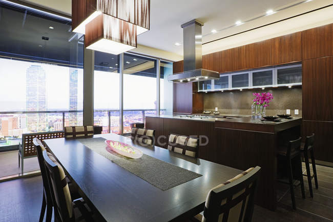 Китчен и столовая в роскошной квартире высотки в Далласе, Техас, США — стоковое фото