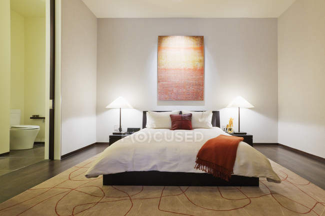 Сучасна спальня в розкішному будинку в Далласі, штат Техас, США — стокове фото