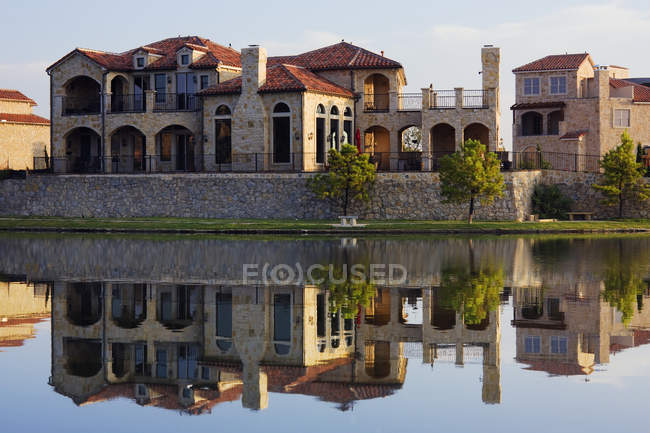 Casa rural de lujo junto al lago en McKinney, Texas, Estados Unidos - foto de stock