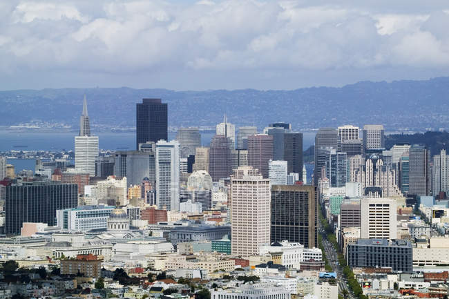 Downtown of San Francisco skyline with clouds, EUA — Fotografia de Stock