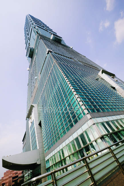 Vista de baixo ângulo do arranha-céu do edifício Taipei 101, Taiwan — Fotografia de Stock