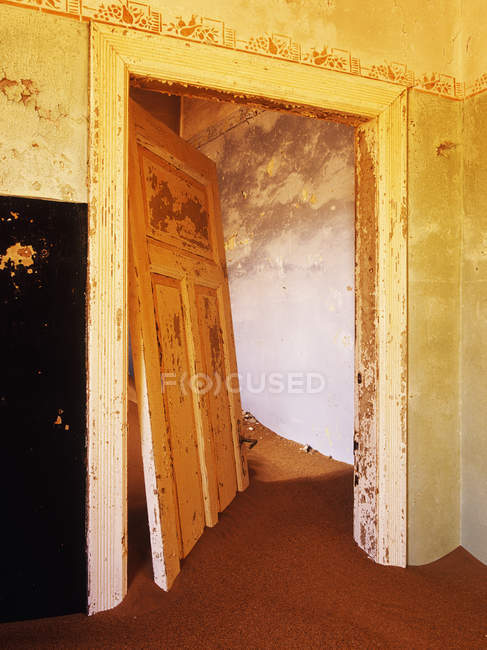 Abandoned house filled with drifting sand in Africa — Stock Photo