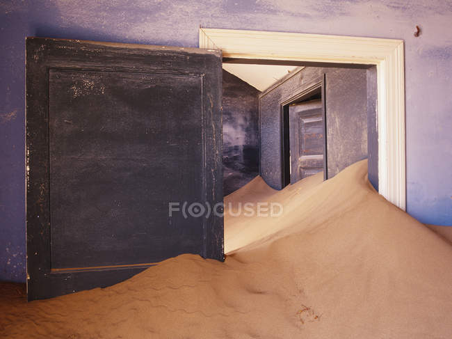 Maison abandonnée remplie de sable dérivant en Afrique — Photo de stock