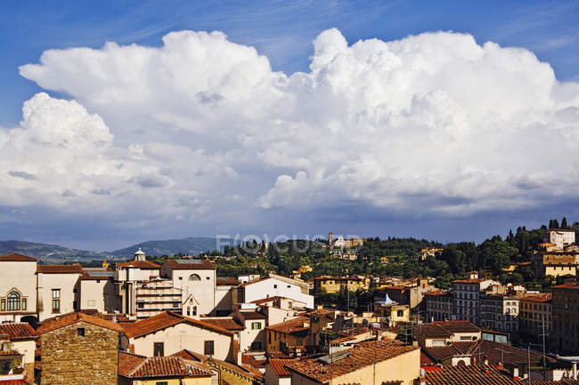 Cumulus clouds above Florence skyline in Italy, Europe — Stock Photo