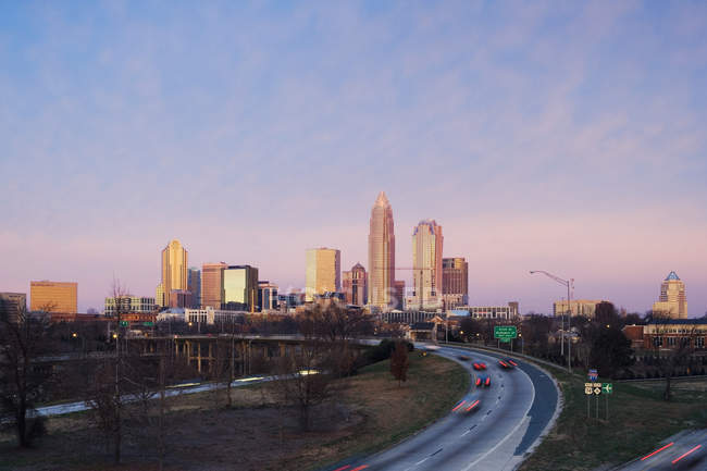Charlotte skyline al amanecer y rascacielos en el centro de la ciudad, EE.UU. - foto de stock