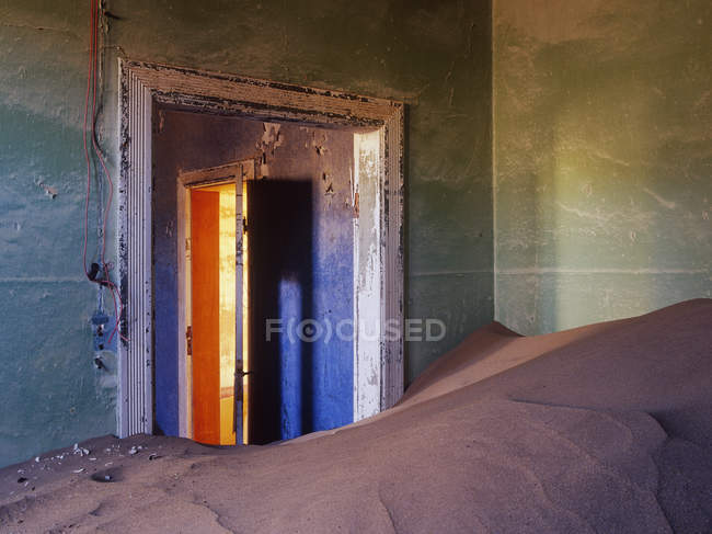 Maison abandonnée remplie de sable dérivant en Afrique — Photo de stock