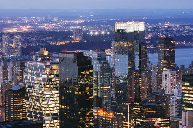 Manhattan Wolkenkratzer leuchten in der Abenddämmerung, New York, Vereinigte Staaten — Stockfoto