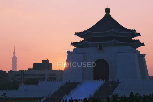 Меморіальний зал Чан Кайши на сході сонця з хмарочос силует, Тайбей, Тайвань — стокове фото