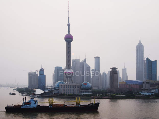 Tráfico en el río Huang Pu al amanecer, Shanghái, China - foto de stock