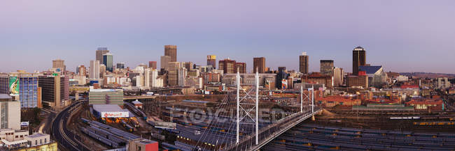 Johannesburgo skyline y estación de tren, Sudáfrica, África - foto de stock