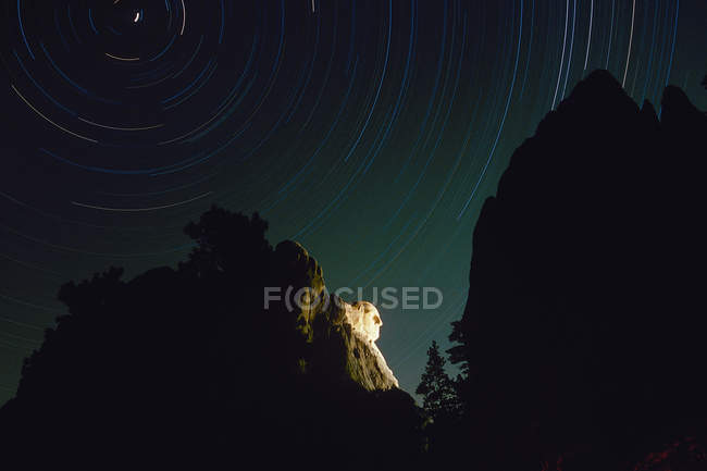 Mount Rushmore bei Nacht mit malerischen Sternenpfaden am Himmel — Stockfoto