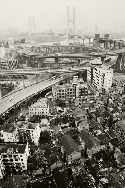 Slum housing with Nanpu Bridge in distance, Shanghai, China, Asia — Stock Photo
