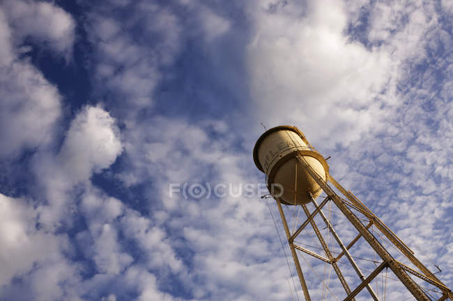 Low angle view of old-fashioned water tower against cloudy sky in McLean, Texas — Stock Photo