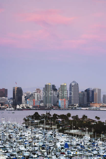 Horizonte de San Diego e marina ao entardecer, EUA — Fotografia de Stock