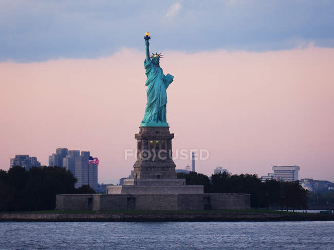 Estatua de la Libertad al amanecer, Manhattan, Nueva York, EE.UU. - foto de stock