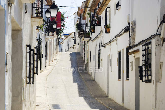 Narrow street in white town of Altea, Valencia, Spagna — Foto stock