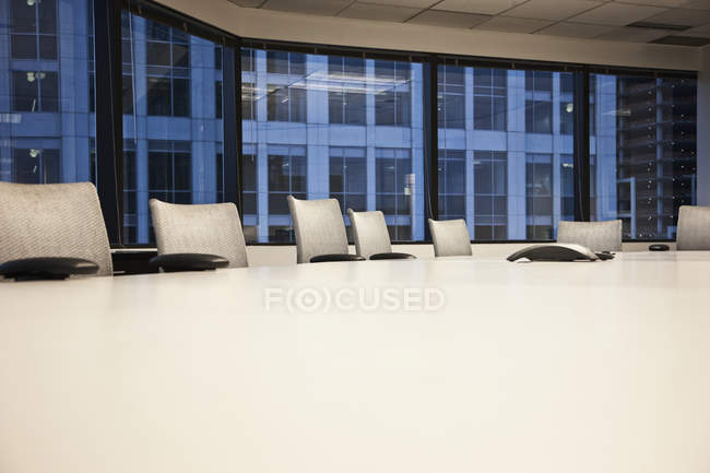 Tavolo e sedie nella sala conferenze urbana — Foto stock