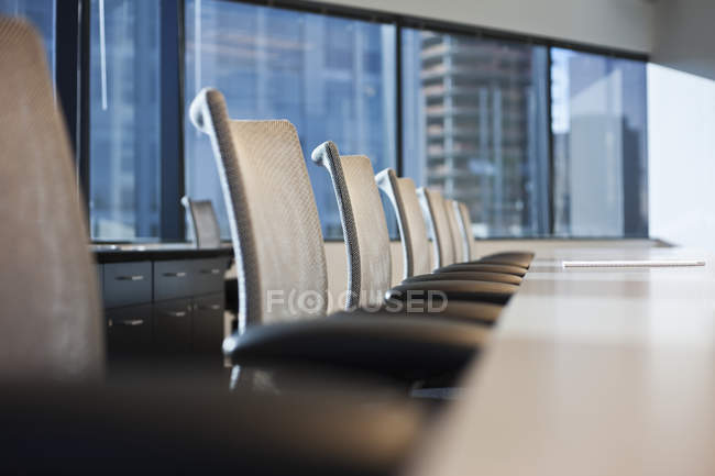 Table et chaises en salle de conférence urbaine, focus sélectif — Photo de stock