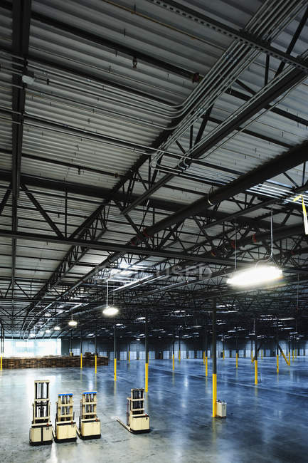 Forklifts in warehouse interior, Sumner, Washington, USA — Stock Photo