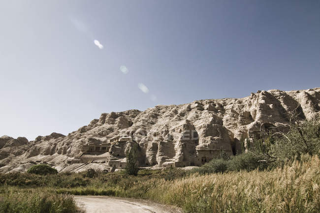 Route au milieu du paysage rocheux en plein soleil, Xinjiang, Chine, Asie — Photo de stock