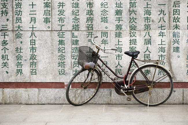 Bicycle at historical monument in Shanghai, China, Asia — Stock Photo