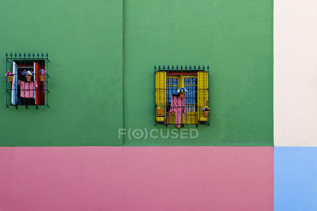 Janelas em prédio colorido exterior, Buenos Aires, Argentina — Fotografia de Stock