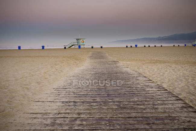 Шлях на піщаний пляж з рятувальником в Каліфорнії, США — стокове фото
