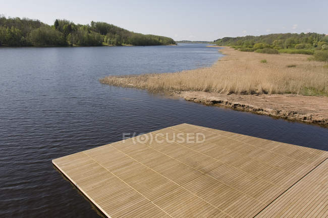Дерев'яний причал на березі озера та водний ландшафт в сільській місцевості, Естонія — стокове фото