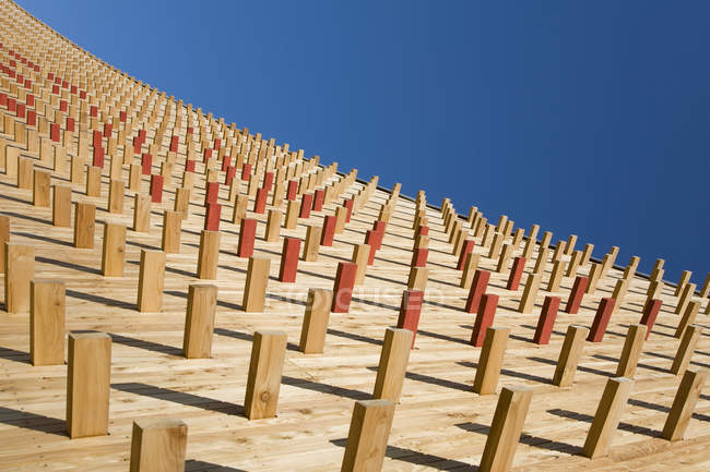 Façade abstraite de bâtiment en bois avec piles multiples, Tartu, Estonie — Photo de stock