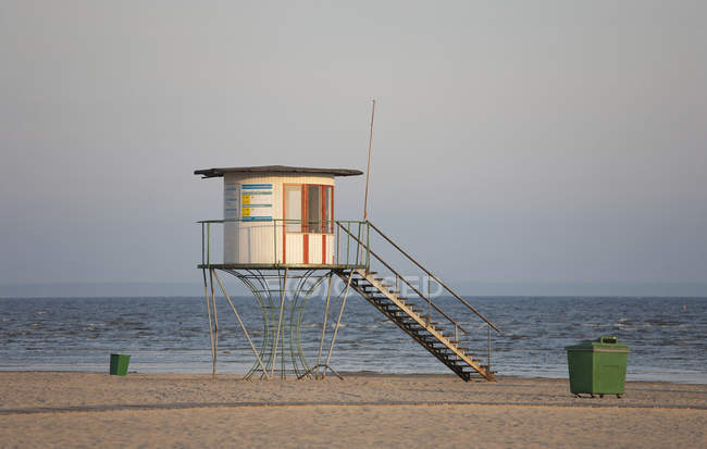 Torre de salvavidas en la playa en el campo de Estonia - foto de stock