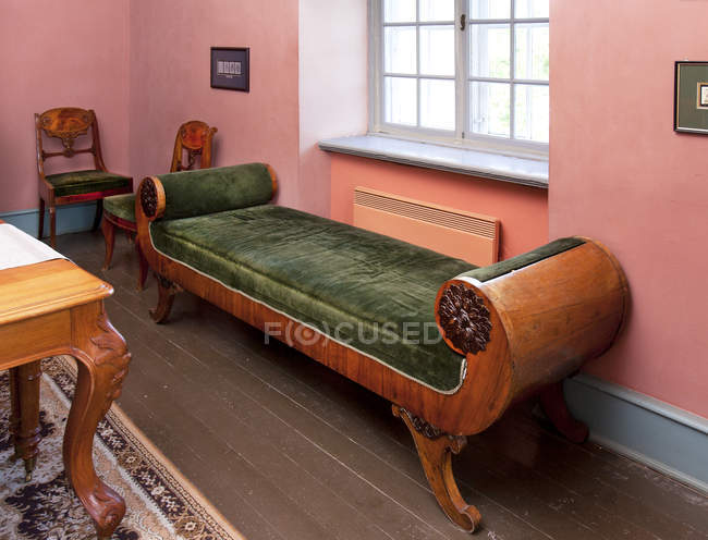 Canapé orné sans dossier par fenêtre dans le manoir Palmse, Estonie — Photo de stock