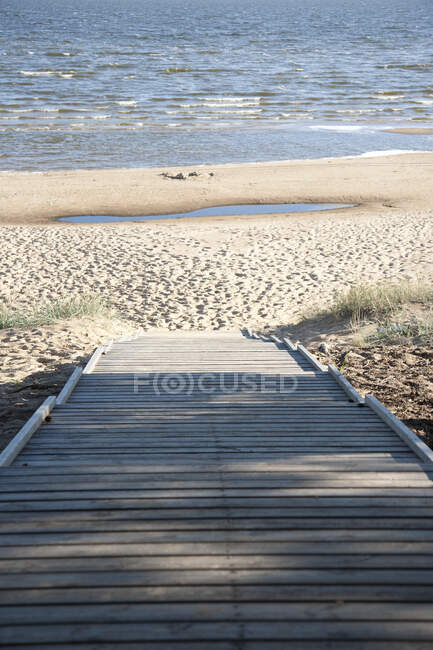 Wood Deck Leading to the Beach at Sunny Day — Stock Photo