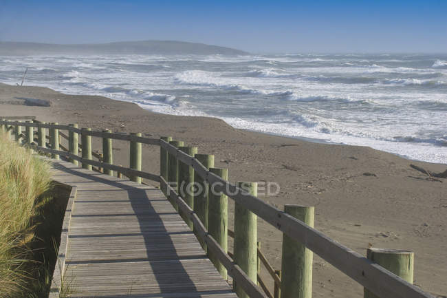 California coast boardwalk in sunlight with ocean water at Bodega bay, USA — Stock Photo