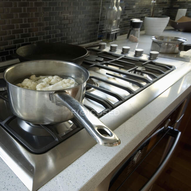 Cozinhar couve-flor na fogão, Vista Fechar-se — Fotografia de Stock