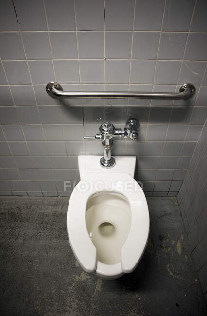 Bol de toilette dans une salle de toilette inclinée, vue à grand angle — Photo de stock