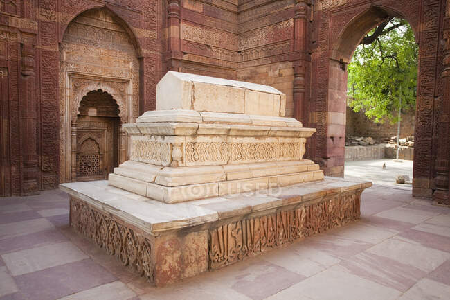 Tomba in pietra di Iltutmish in India — Foto stock