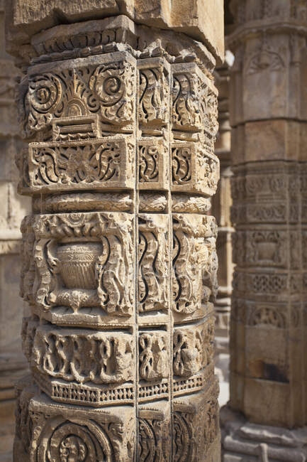 Des piliers sculptés dans le complexe Qutub — Photo de stock