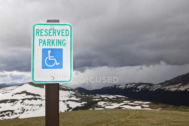 Panneau de stationnement pour handicapés au Rocky Mountain National Park, Colorado, USA — Photo de stock