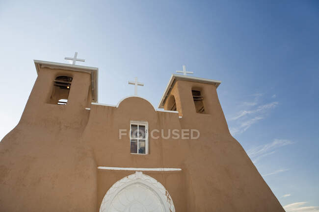 San Francisco de Asis Mission Church, low angle view — Stock Photo