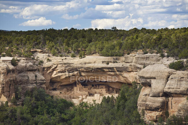 Viviendas nativas de Cliff en Estados Unidos, vista de gran angular - foto de stock