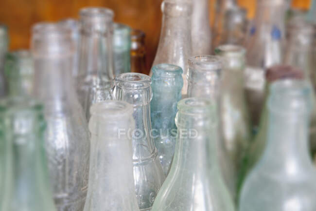 Антикварні скляні пляшки, крупним планом, вибірковий фокус — стокове фото