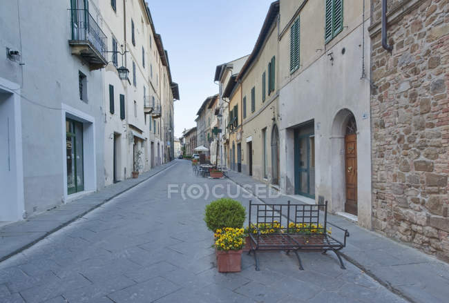 Mittelalterliche Straße im Morgengrauen, montalcino, italien — Stockfoto